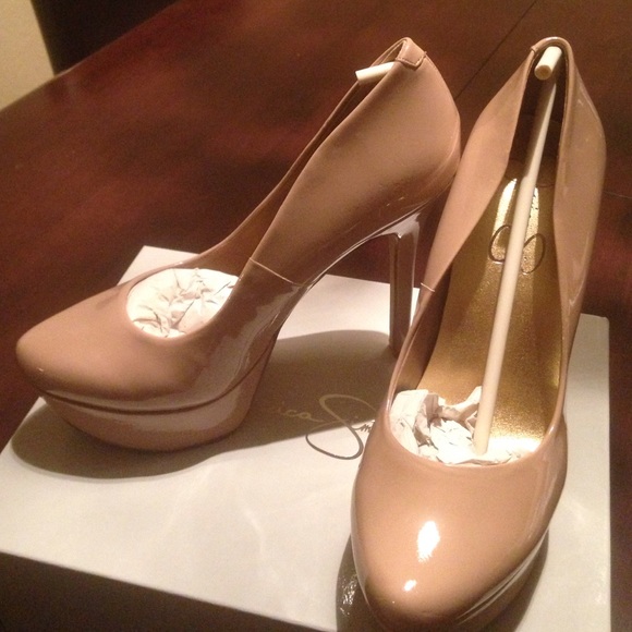 Nude pumps