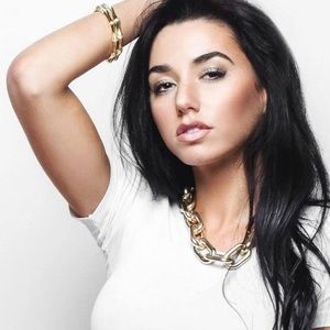 Gold bulky chain necklace