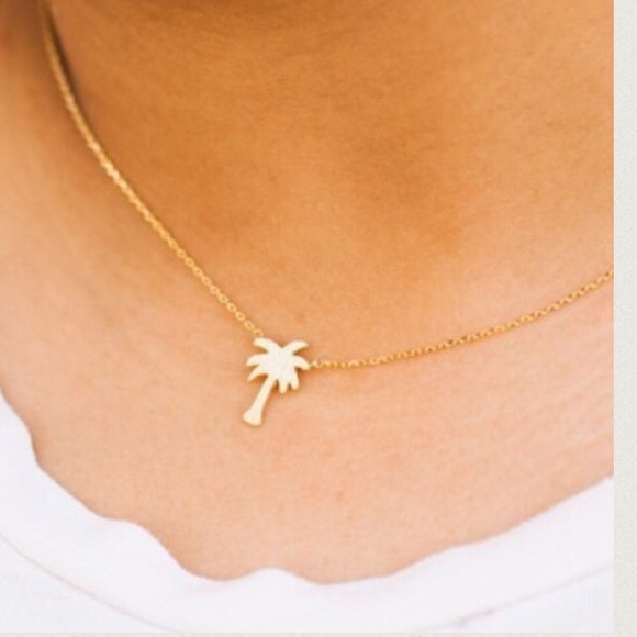Gold Palm Tree Necklace 🌴 - Picture 4 of 4
