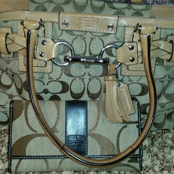 AUTHENTIC COACH HAMPTON HANDBAG , PLUS WALLET $60 - Picture 5 of 8