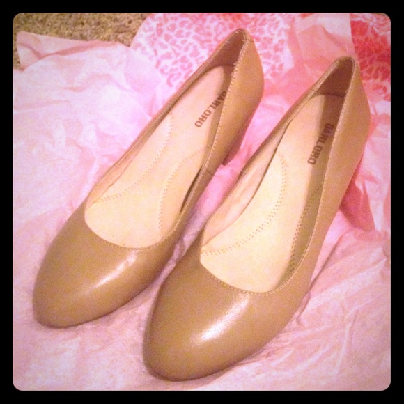 Leather Beige Pumps with Gold Accents
