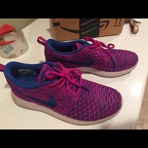 ❕❕Nike flyknit roshes❕❕