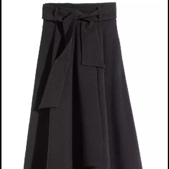 Look for HM trend black skirt size 4 - Picture 2 of 2