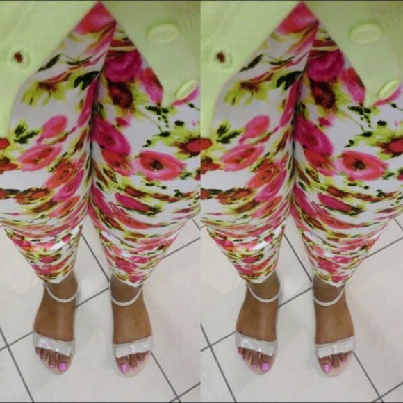 ❌SOLD❌Ann Taylor Floral Print Cropped Pants