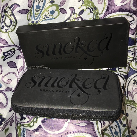 ❤️ SOLD ❤️ Urban Decay Smoked Palette