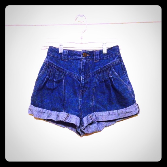 High-waisted pleated denim shorts w. cuff