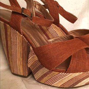 BCBG platform sandals size 8.5 in Rust