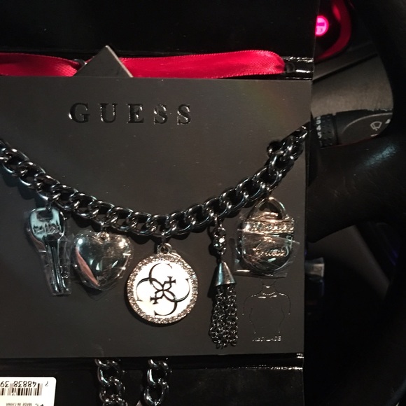 Guess neckless NWT