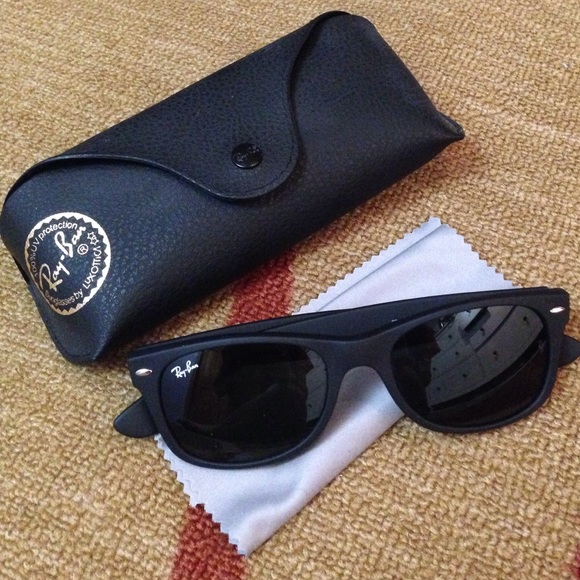 🚫 SOLD 🚫 Black Ray-Ban Wayfarers - Picture 1 of 4