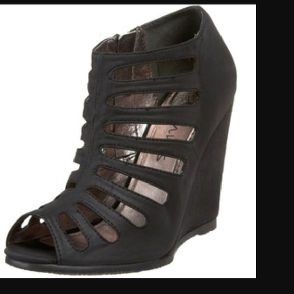Black cut out wedges