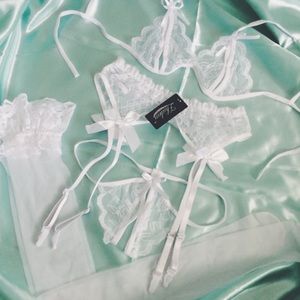 NEW ! 4 Piece Garter set