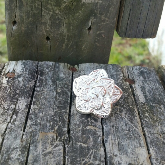 Beautiful flower adjustable fashion ring - Picture 2 of 3