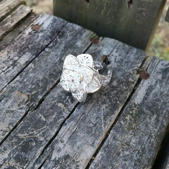 Beautiful flower adjustable fashion ring - Picture 3 of 3