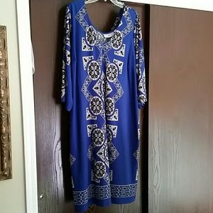 Dress with scoop neck in the back