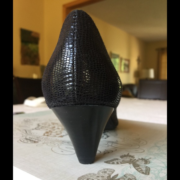 Additional pictures. Side view of heels. - Picture 2 of 4