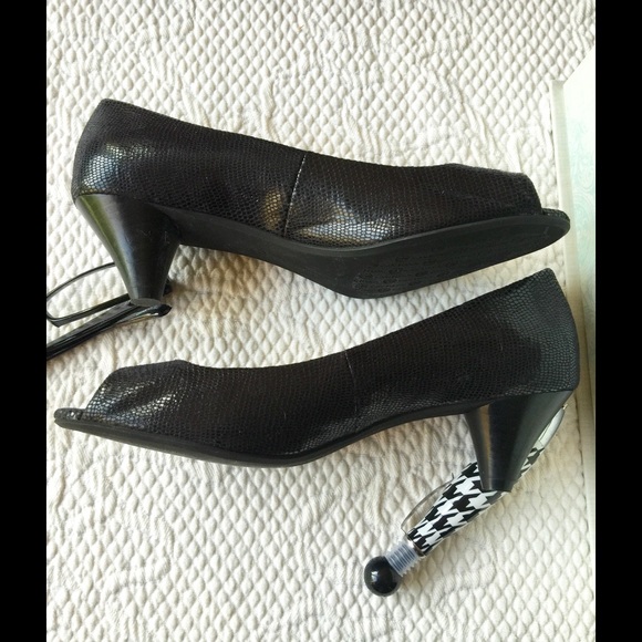 Additional pictures. Side view of heels. - Picture 3 of 4