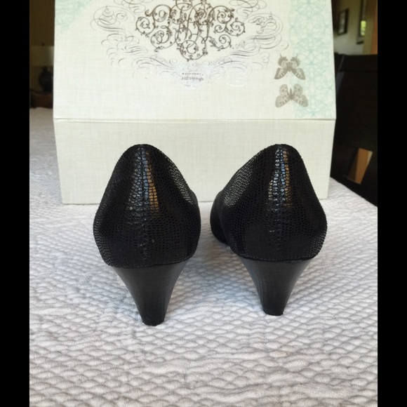 Additional pictures. Side view of heels. - Picture 4 of 4