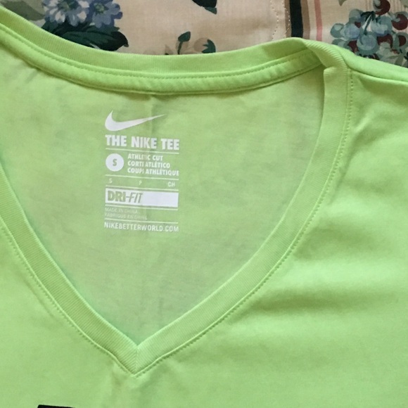 NWOT ✅ Nike Graphic V-Neck Tee - Picture 2 of 4