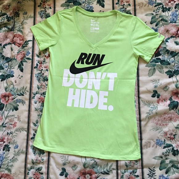 NWOT ✅ Nike Graphic V-Neck Tee - Picture 3 of 4