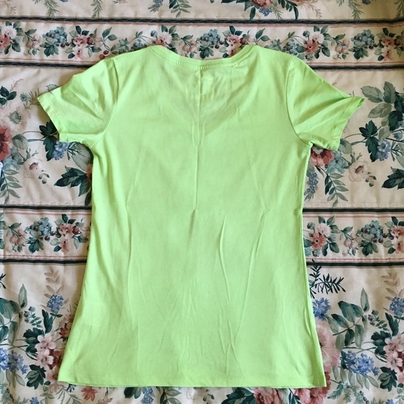 NWOT ✅ Nike Graphic V-Neck Tee - Picture 4 of 4