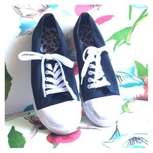 Black and white simple sneakers