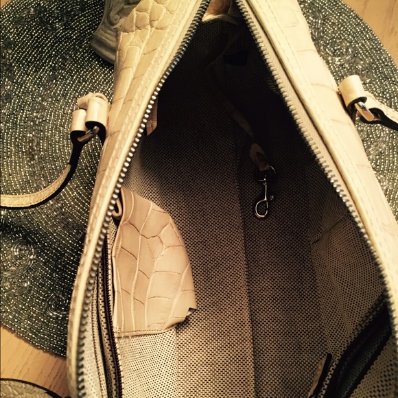 Authentic Dooney and Bourke Small Nile Barrel bag. - Picture 3 of 4