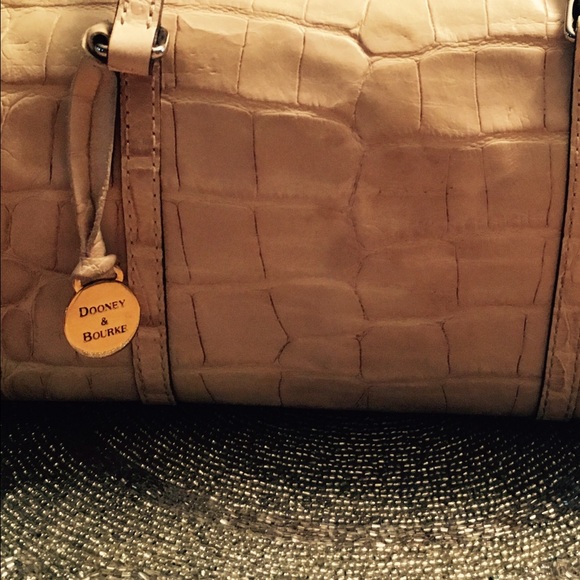 Authentic Dooney and Bourke Small Nile Barrel bag. - Picture 4 of 4