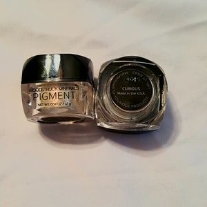 Younique Makeup - 2 Pack- Younique "Curious" Minerals Eyeshadow Younique Makeup - 2 Pack- Younique "Curious" Minerals Eyeshadow