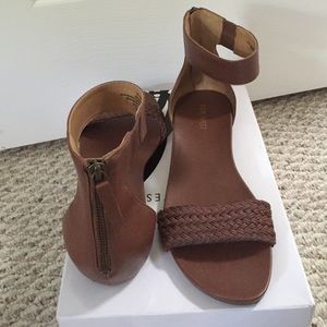 Flat sandals