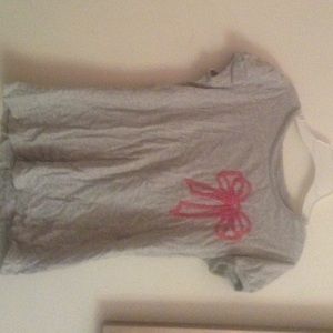 Grey shirt with pink and silver bow.