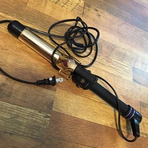 🚫SOLD🚫 Brand new curling iron