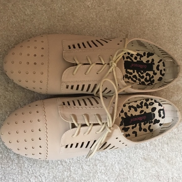 Lightweight Cream Cutout Shoes