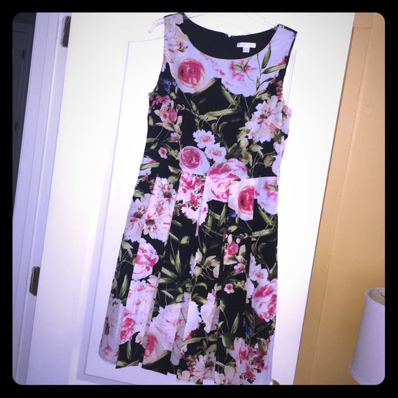 Closet clear out ⭐️Perfectly pretty floral dress