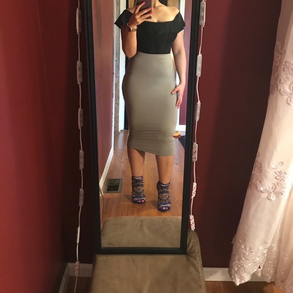 High waisted nude midi skirt... - Picture 2 of 8