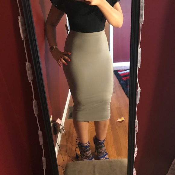High waisted nude midi skirt... - Picture 8 of 8