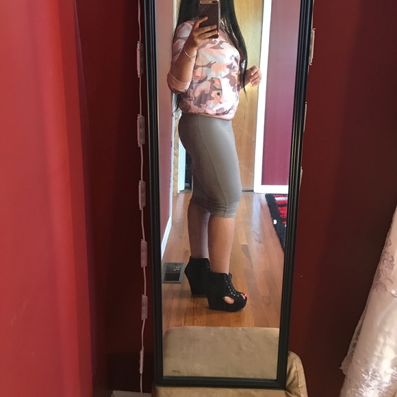 High waisted nude midi skirt... - Picture 4 of 8