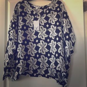 Fun flow Dvf small silk shirt! Fits a large!