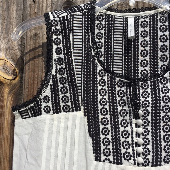 NWOT bizz Embroidered Top - Picture 2 of 4