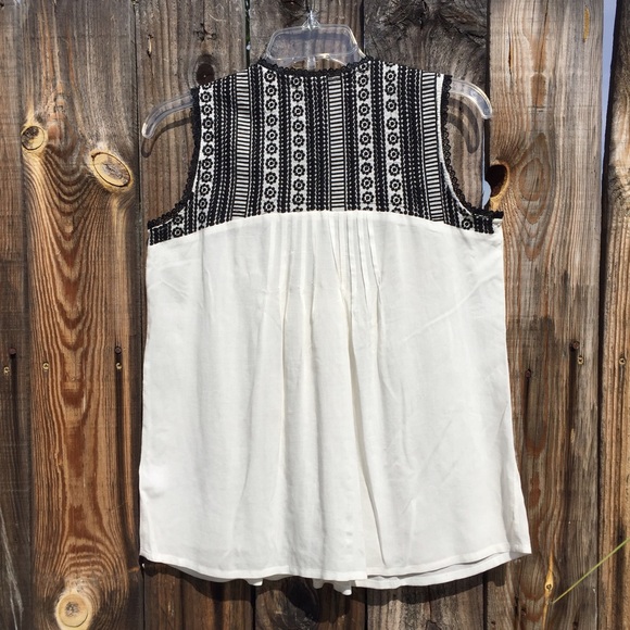 NWOT bizz Embroidered Top - Picture 3 of 4