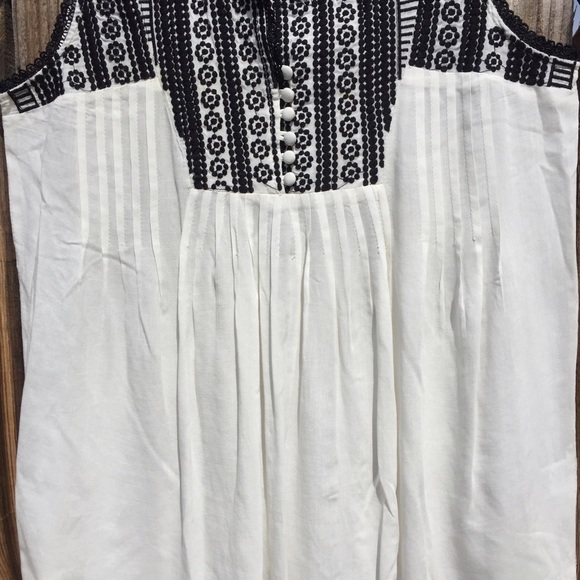 NWOT bizz Embroidered Top - Picture 4 of 4
