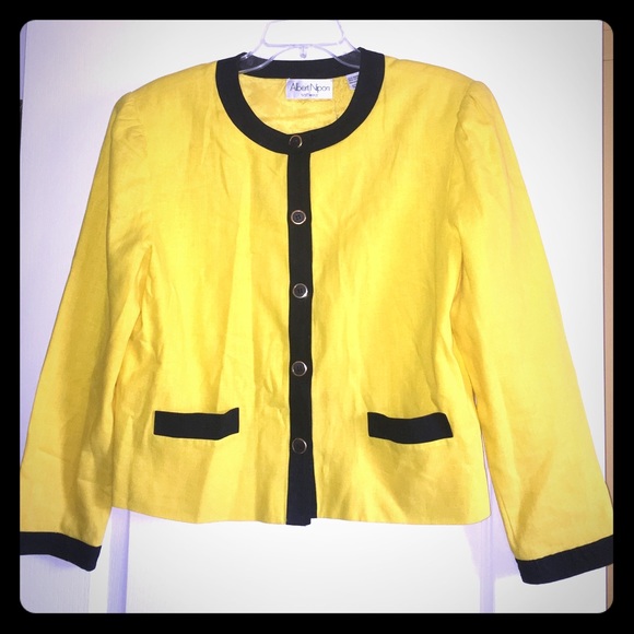 LAST CHANCE Chanel style vintage jacket 😍😍