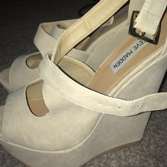 Steve Madden Shoes - Steve Madden Nude Wedges