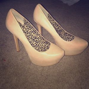 Jessica Simpson Nude Pumps // Heels