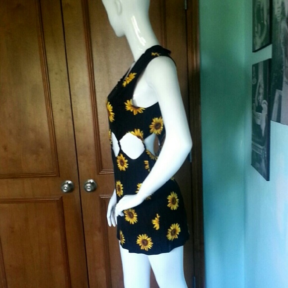Kendall & Kylie Dresses & Skirts - KENDALL & KYLIE SUN FLOWER DRESS