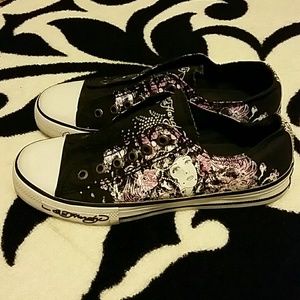 Canvas sneaker barely worn excellent condition