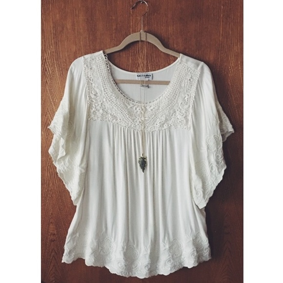 Kate & Mallory Designs Tops - Beautiful Cream butterfly sleeve boho top✨