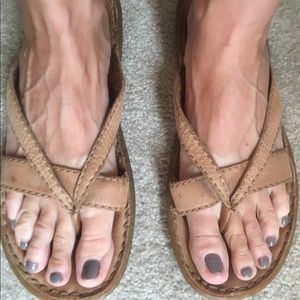 BORN tan Sandles.....sz 8 womens
