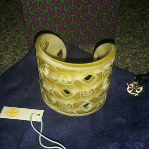 New gift worthy tory Burch cufd