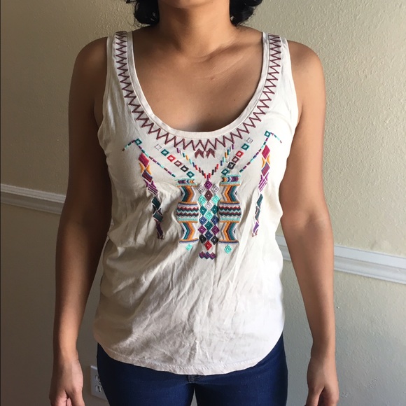 ❌❌SOLD❌❌ Great top -Aztec print detail! - Picture 1 of 4