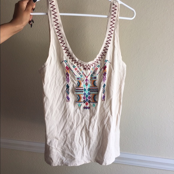 ❌❌SOLD❌❌ Great top -Aztec print detail! - Picture 4 of 4